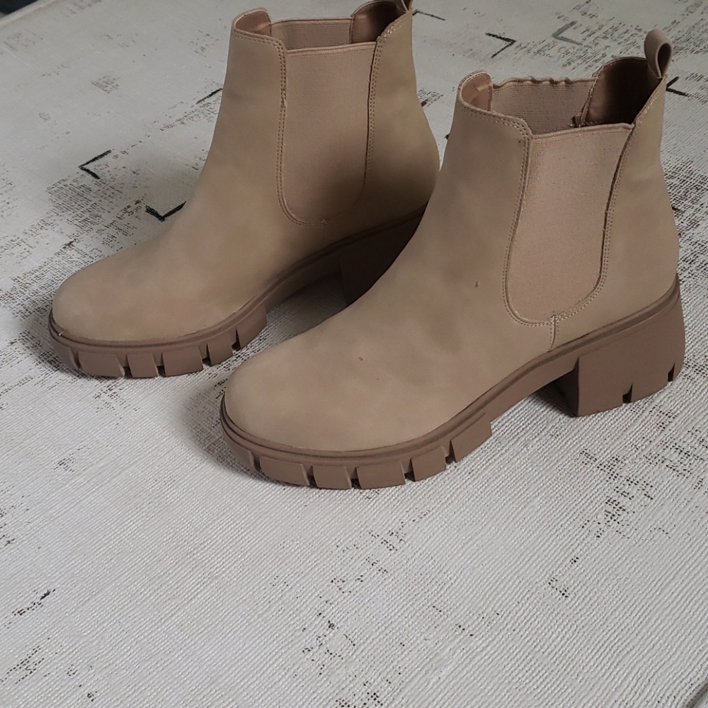BRAND NEW never worn Madden girl booties
